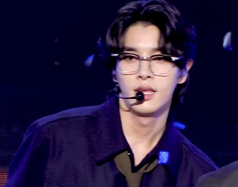 jake9226's tweet photo. especially sim Jaeyun, he’s so hot with glasses https://t.co/b8sii8udE6