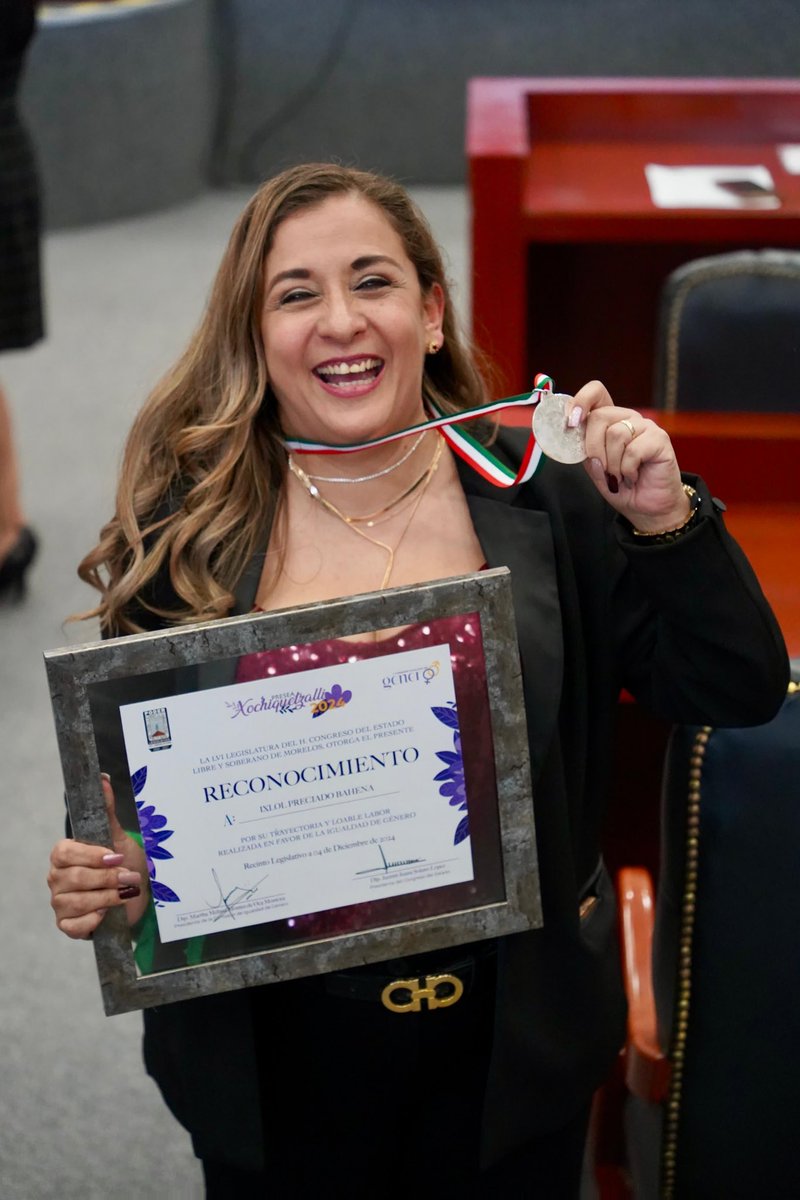 Hoy recibí la presea Xochiquetzalli un reconocimiento que me emociona mucho obtener, muchas de mis maestras y ejemplos en el feminismo la obtuvieron así que no me la creo, 😅