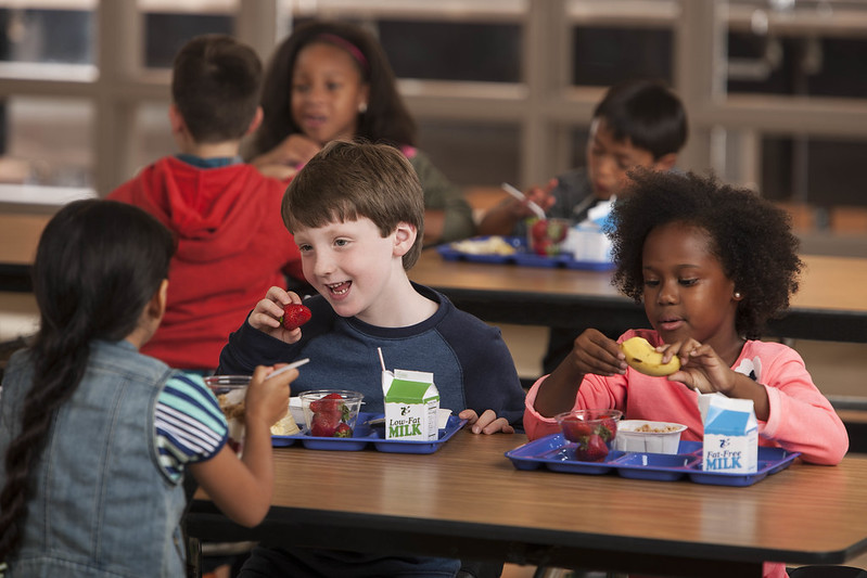 🍴ICYMI: we released our <a href="/UCnpi/">UC Nutrition Policy</a> <a href="/ucanr/">Ag&Natural Resources</a> Research to Action news brief earlier this week, highlighting our latest research on #SchoolMealsforAll. It's also available in #Spanish! Check it out here, and be sure to sign up for future quarterly NPI news briefs. mailchi.mp/7fa9cf153455/n…