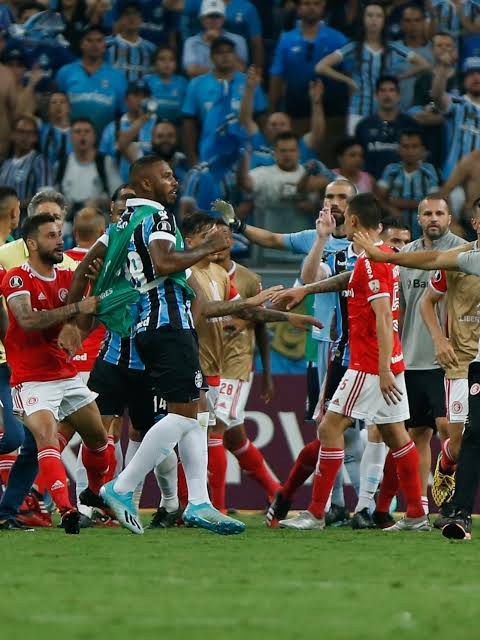 LIBERTADADEPRE1's tweet image. Por isso a rivalidade Grenal e a maior do País, isso jamais aconteceria no sul, se fosse um deles na situação do Fluminense, e o outro jogando contra o Criciúma, o jogo já tava 6 a 0 Criciúma.