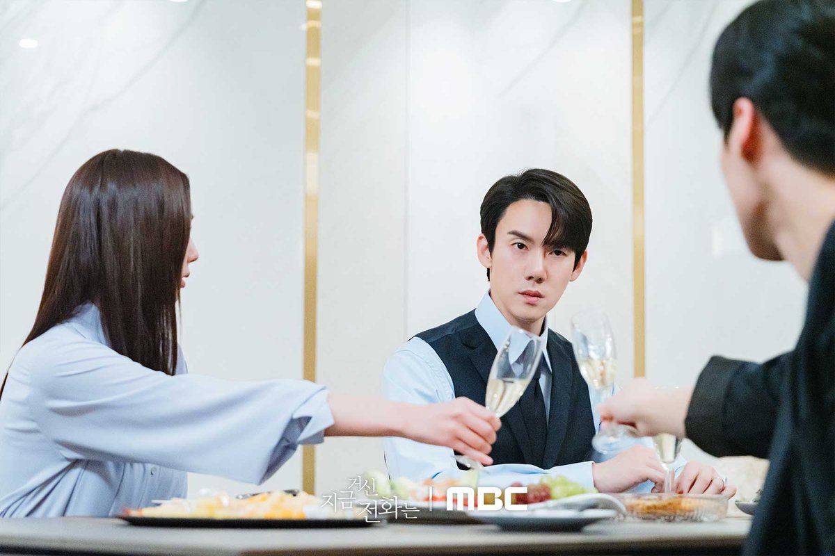 mbcdrama_pre's tweet photo. 한자리 모인 사언X희주X상우X유리💟
근데 이제 백사언🆚지상우를 곁들인...

#지금거신전화는
매주 금토 밤 9시 50분 방송❤️‍🔥
이번 주 금요일 밤 9시 40분 방송❤‍🔥

#유연석 #채수빈 #허남준 #장규리
#지금전화 #지거전 #지금거신
#지금거신전화는 #WhenThePhoneRings
#mbcdrama #MBC금토드라마 #MBC https://t.co/exm6Hh2aIC