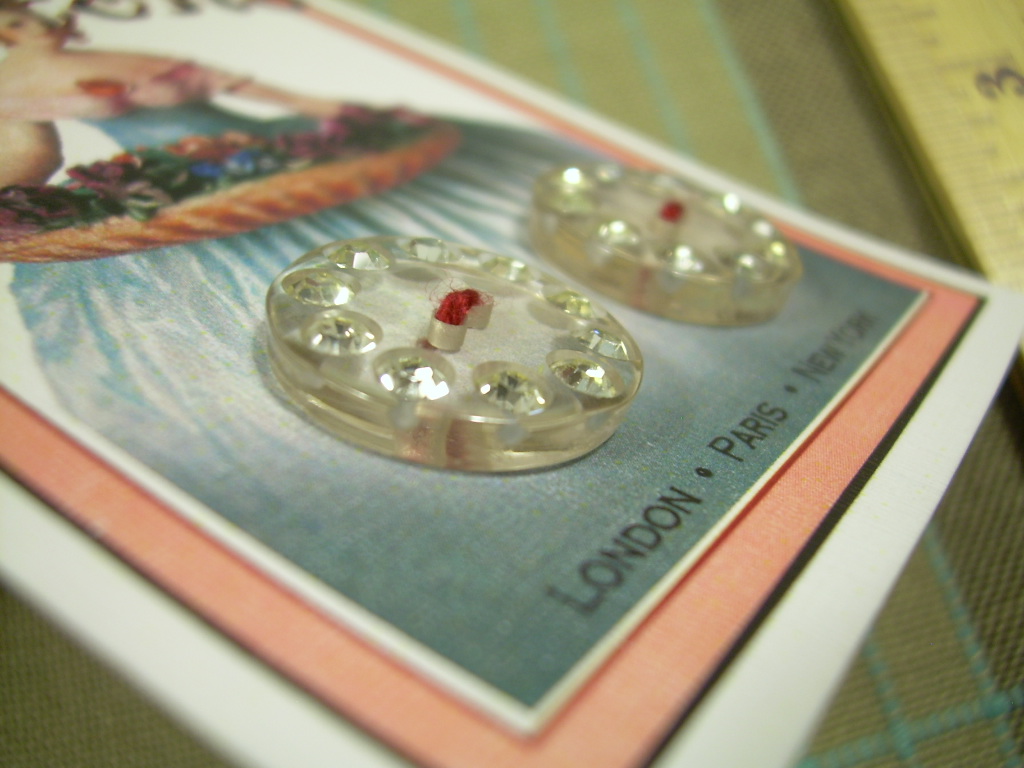 max_rainet's tweet photo. 2 Fancy Clear Lucite inset Rhinestones * VINTAGE BUTTONS * Hand sewn on ART CARD ~ https://t.co/vu0Wvxsu8I
   
Wonderful buttons left over from my retail shop.  #buttons  #makers #crafters #sewing #notions  #makestuff
Please stop by! https://t.co/fXf4wjmiYf