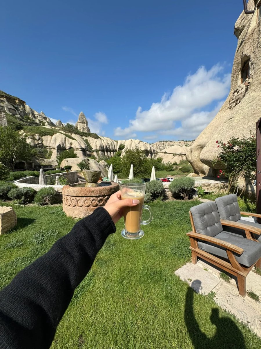 In the sunshine, raise a cup of mellow coffee and start a pleasant day with this magnificent rock scenery.