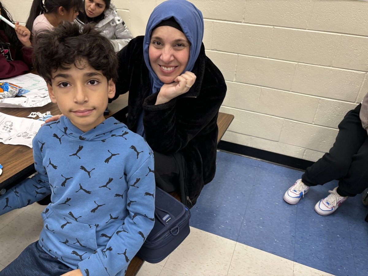 We had a great time today at our 3rd grade family event, “Snowmen and Snacks”! Students and families were both equally excited to create a craft and eat a snack together! 😊☃️