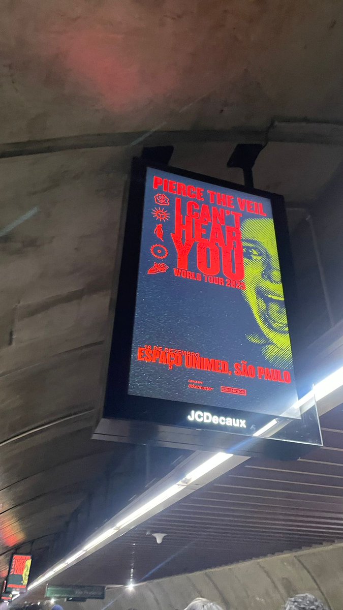 Alguns banners de divulgação dos shows da Pierce The Veil em Curitiba e em São Paulo que fãs tiraram foto 🖤😍