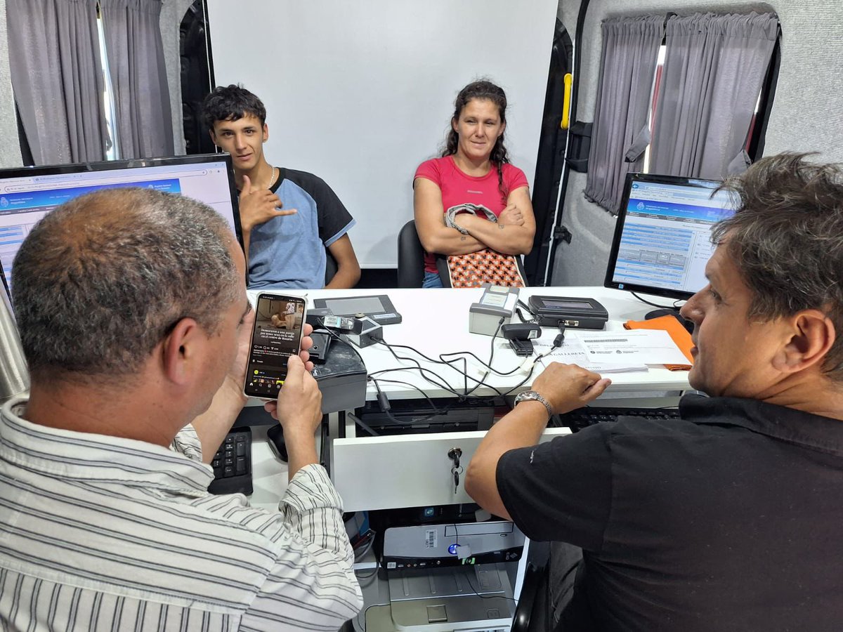 CacuCandido's tweet photo. Con #SantaFeAca y el Programa Ver para ser libres estamos recorriendo pueblos del norte de la provincia. Los chicos de las escuelas acceden a completar su vacunación, regularizar su documentación y revisar su estado oftalmológico, incluyendo los lentes que pudieran precisar. https://t.co/mD6nMtLpBf