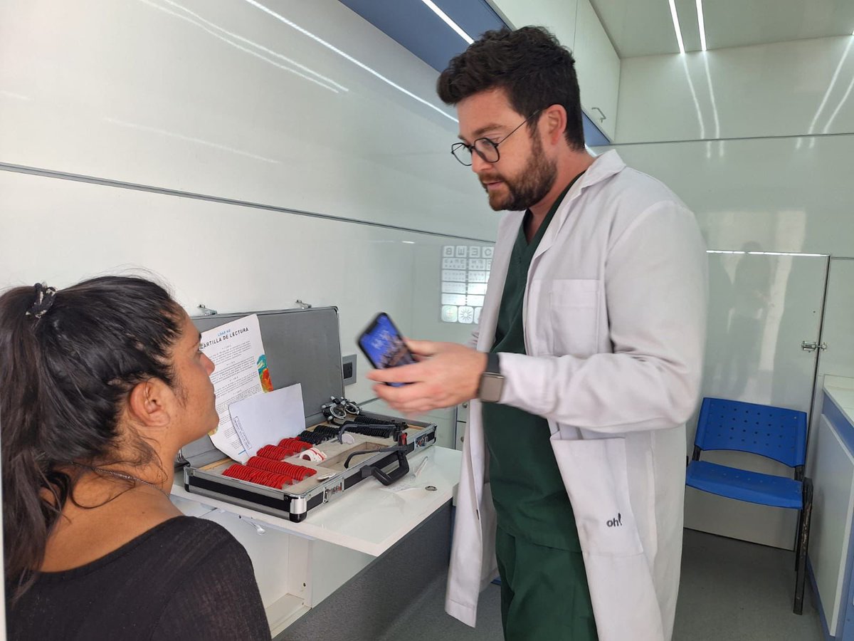 CacuCandido's tweet photo. Con #SantaFeAca y el Programa Ver para ser libres estamos recorriendo pueblos del norte de la provincia. Los chicos de las escuelas acceden a completar su vacunación, regularizar su documentación y revisar su estado oftalmológico, incluyendo los lentes que pudieran precisar. https://t.co/mD6nMtLpBf