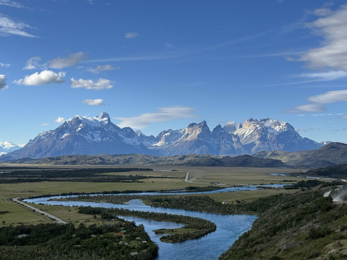 SimonRamosMe's tweet photo. Día 5.

Viajamos 8 hs prácticamente en el medio de la nada y cruzamos a Chile. 
Llegamos a las Torres del Paine. 
Mañana navegación y viernes Trekking hacia las agujas. https://t.co/9uYFUUY6Ry