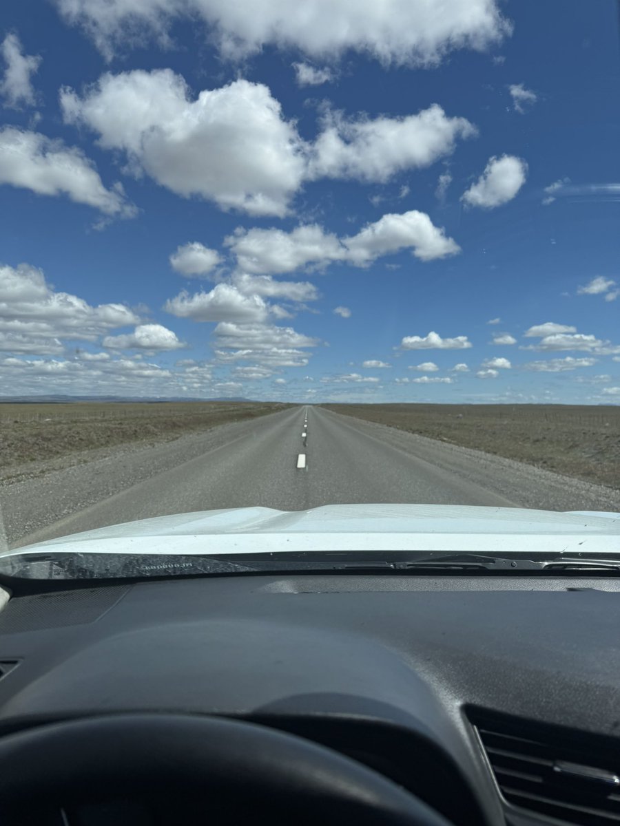 SimonRamosMe's tweet photo. Día 5.

Viajamos 8 hs prácticamente en el medio de la nada y cruzamos a Chile. 
Llegamos a las Torres del Paine. 
Mañana navegación y viernes Trekking hacia las agujas. https://t.co/9uYFUUY6Ry