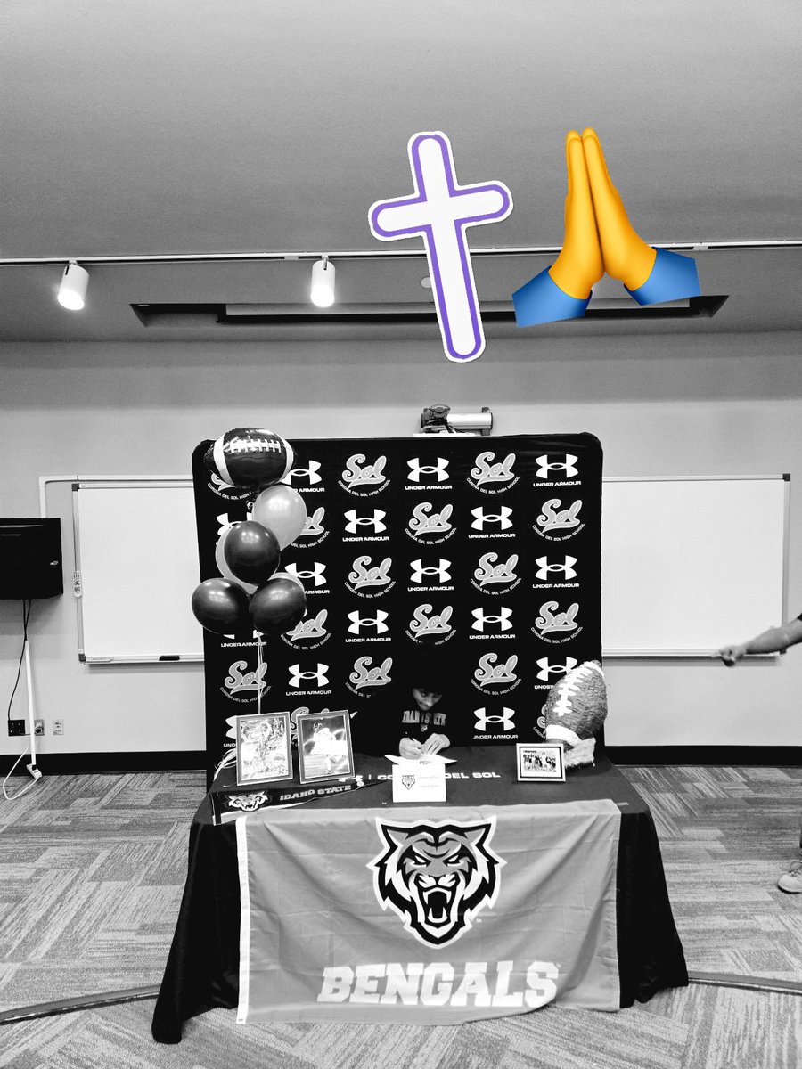 Signed 📃🖊
<a href="/CodyHawkins/">Cody Hawkins</a> <a href="/AlaimaloNick/">Coach Nick Alaimalo</a> <a href="/17keithprice/">Keith Price</a> <a href="/Coach_JHughes/">John Hughes</a> @coachb_blevins5 <a href="/CoachJT_ISU/">Coach Jake Thomas</a> <a href="/CoachMeekerISU/">Jarrett Meeker</a> <a href="/BengalGridiron/">Idaho State Football</a>