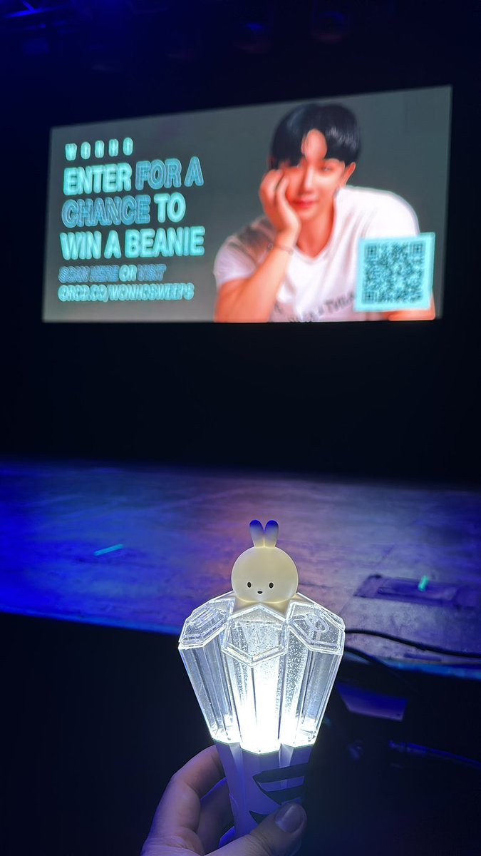 Barricade for wonho in Houston 🤘😭