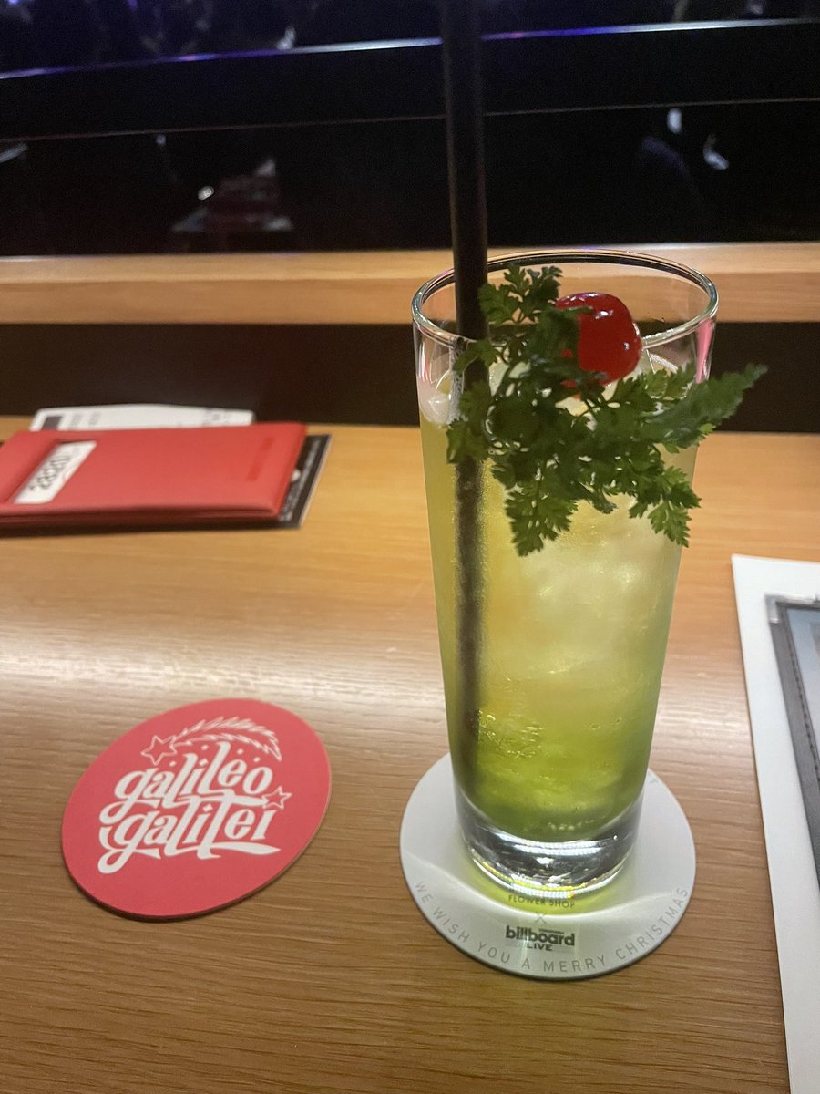 昨日は仕事終わり横浜までいってクリスマスマーケットチラ見して🎄Galileo Galilei のビルボードライブみてきた 新旧織り交ぜた忖度無いセトリで最高のクリスマスを味わえた〜 やっぱりずっと大好きだ 何よりお歌が上手すぎる 飯は不味かったけどコラボドリンクは美味しかった