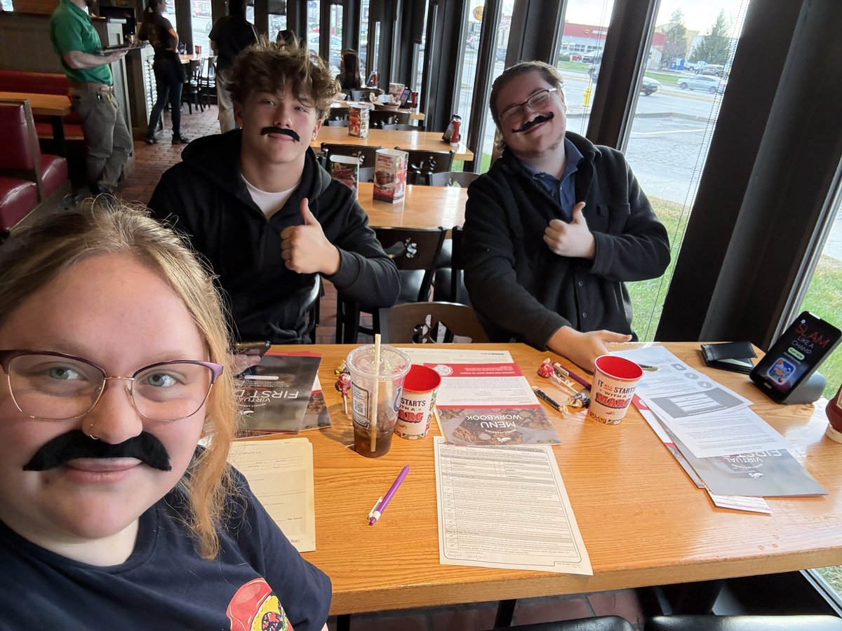 ChloeSuiters's tweet image. This is what a #Chilis1749 orientation looks like!
