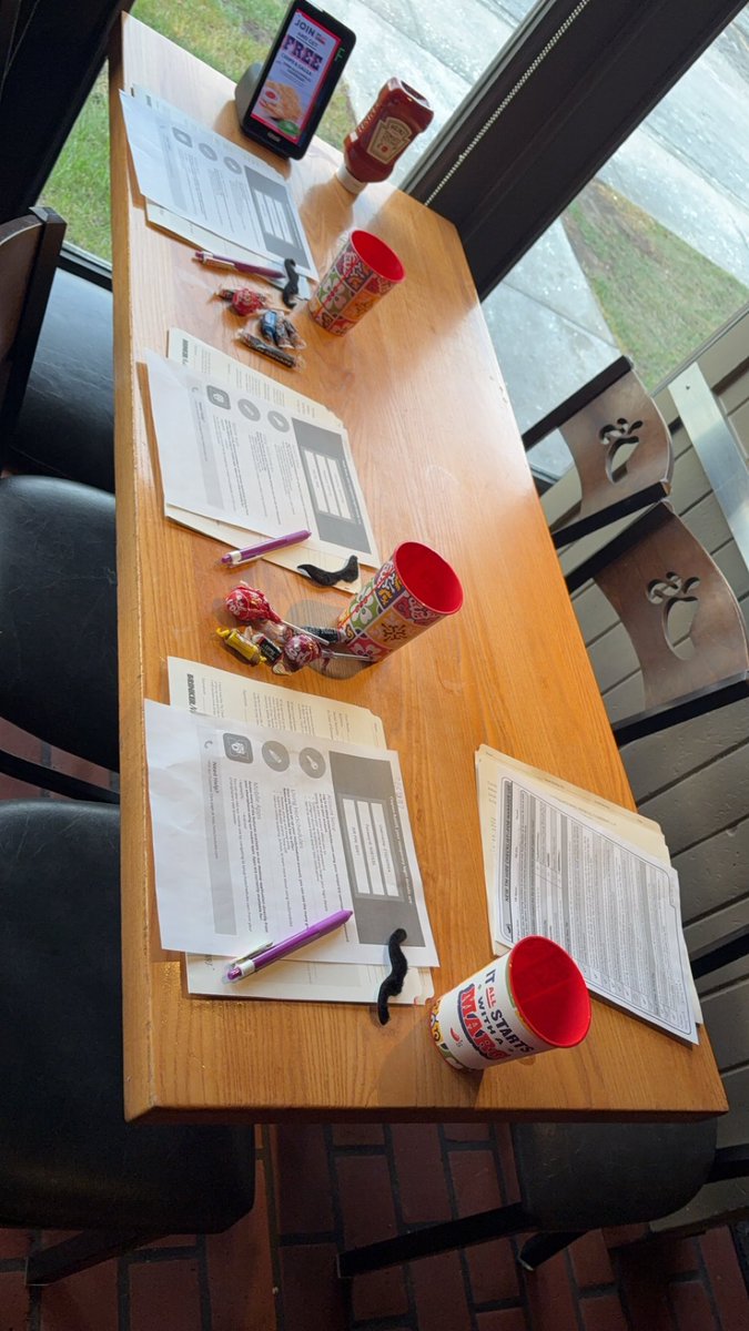 ChloeSuiters's tweet image. This is what a #Chilis1749 orientation looks like!
