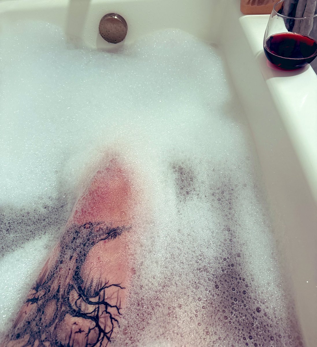 Sillymacky's tweet photo. It be one of those nights #wine #bath #bubbles #thigh https://t.co/xONhUBIaMy