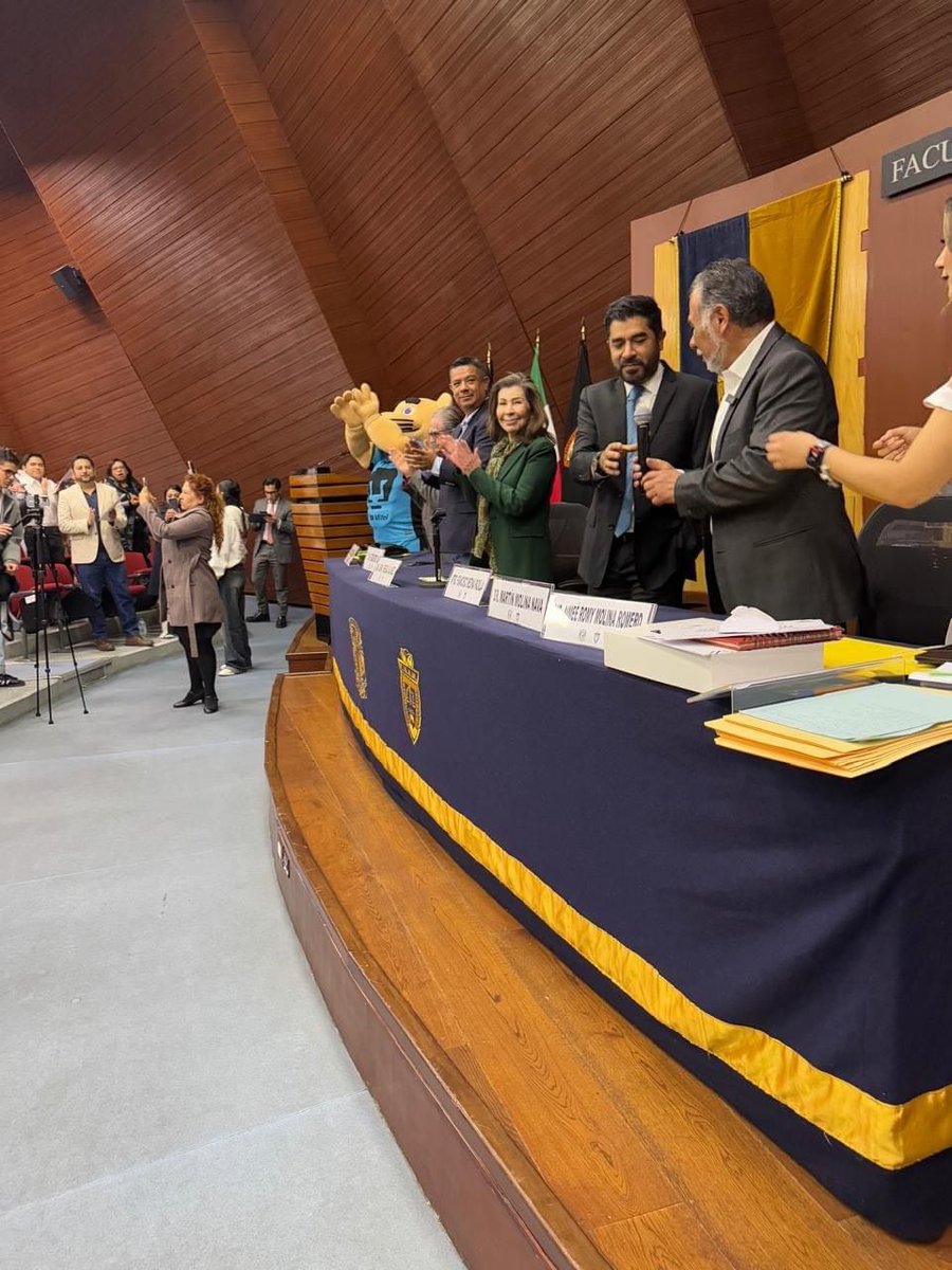 juanrubiog's tweet photo. Agradezco la invitación a la Clausura del Diplomado en Derecho Laboral y Sindical 2024, organizado por la Facultad de @DerechoUNAMmx y el @stunam. Este evento contó con la presencia del Magistrado del Tribunal Federal de Justicia Administrativa, Francisco Medina Padilla, y la  Dra. Sonia Venegas Álvarez, directora de la Facultad de Derecho de la UNAM.

Durante la ceremonia, tuve el honor de compartir una reflexión sobre la importancia de la formación académica como una herramienta clave para el crecimiento profesional, la dignificación laboral y el fortalecimiento de los derechos de las y los trabajadores, especialmente en una institución tan emblemática como la @UNAM_MX, nuestra máxima casa de estudios.

#SigamosHaciendoHistoria 
@GPMorenaCdMex 
@MorenaCiudadMex