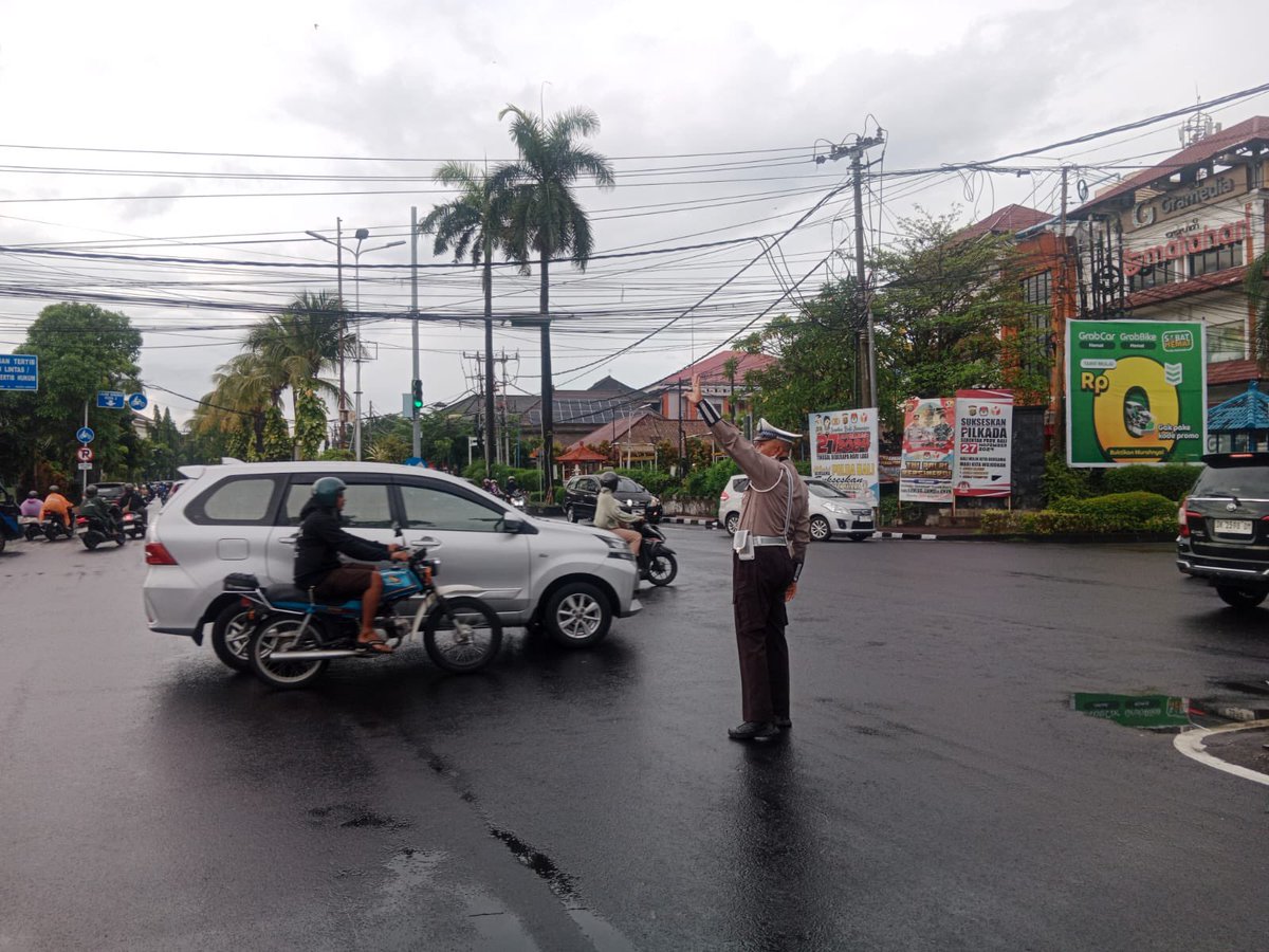 DpsLantas's tweet photo. Personil Satlantas Polresta Denpasar melaksanakan giat pengaturan arus lalin di Simpang-simpang dalam Kota, atensi arus lalin pada titik kepadatan kegiatan masyarakat serta terwujudnya situasi kamseltibcarlantas, situasi lalin ramai lancar

#spripimpolri 
#divisihumas https://t.co/Dbg5bappvi