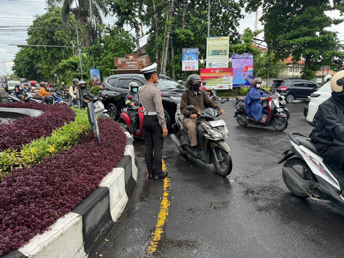 DpsLantas's tweet photo. Personil Satlantas Polresta Denpasar melaksanakan giat pengaturan arus lalin di Simpang-simpang dalam Kota, atensi arus lalin pada titik kepadatan kegiatan masyarakat serta terwujudnya situasi kamseltibcarlantas, situasi lalin ramai lancar

#spripimpolri 
#divisihumas https://t.co/Dbg5bappvi