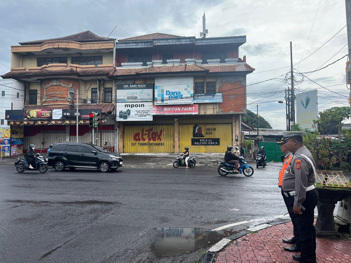 DpsLantas's tweet photo. Personil Satlantas Polresta Denpasar melaksanakan giat pengaturan arus lalin di Simpang-simpang dalam Kota, atensi arus lalin pada titik kepadatan kegiatan masyarakat serta terwujudnya situasi kamseltibcarlantas, situasi lalin ramai lancar

#spripimpolri 
#divisihumas https://t.co/Dbg5bappvi
