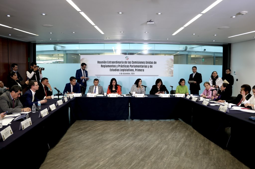 EmmanuelReyesC's tweet photo. ¡Defendamos la pluralidad y el respeto en el debate legislativo!
Hoy, en la reunión extraordinaria de las Comisiones Unidas, discutimos el uso responsable del #VotoParticular, un mecanismo clave que permite a las y los legisladores expresar su desacuerdo con un dictamen.
Lamentablemente, hemos visto cómo algunos lo usan para generar confrontación o retrasar procesos, alejándose de su verdadero propósito: enriquecer el debate y garantizar la transparencia. ¡Ya no más!