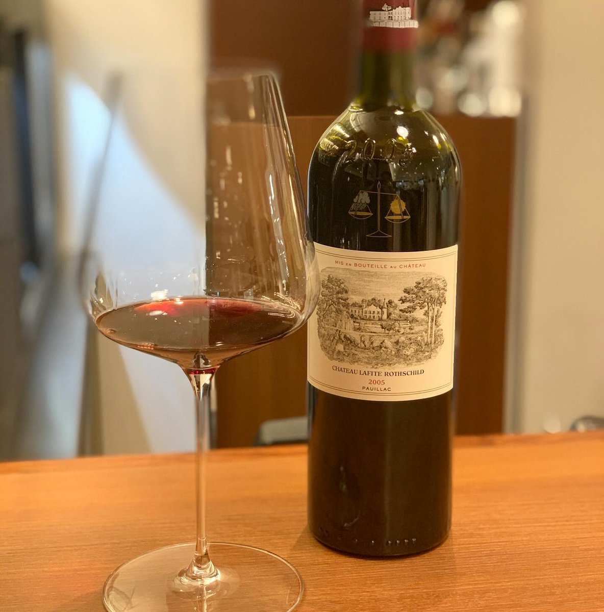 It is condensed and elegant, but also gives a strong feeling. After about 15 minutes, the fragrance becomes slightly sweeter and you can also feel the refreshing nuances of cedar and wood.  #friedkin