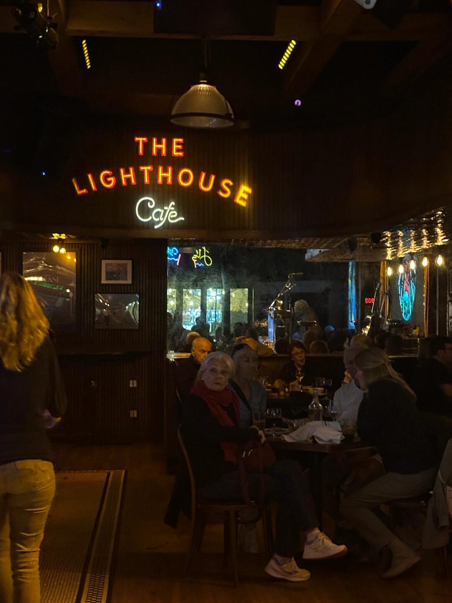 chenbbibbitty's tweet photo. This place is only a 20-minute drive from the airport. There are jazz band performances in the evening. There are many elderly people drinking inside, and it is a very relaxed atmosphere. You can see the Hermosa Beach Pier in a one-minute walk from the bar. The pier is very long and you can keep walking forward to get some fresh air. It would be great if you could catch the sunset.
