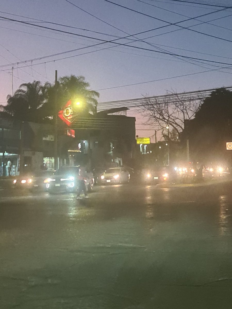 chabe_pb's tweet photo. @Trafico_ZMG legaspi y cruz del sur, semáforos descompuestos, civil ayudando https://t.co/lQAlZVhV2s