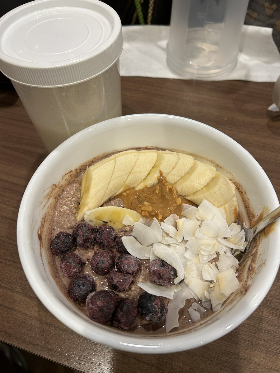 gantzo9882's tweet photo. 最近朝食ってるオーバナイ��オーツマジで好き。

オートミール60g
成分無調整豆乳100ml
無脂肪ヨーグルト200g
ココアパウダー8g
セイロンシナモン2g
蜂蜜30g

を混ぜて冷蔵庫で一晩以上寝かせて、トッピングして食うだけ。マジうめぇ。 https://t.co/IvKkaWq43b