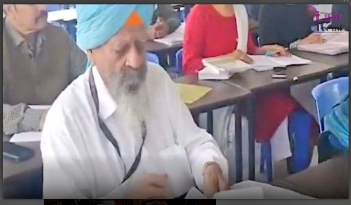 राजस्थान के चित्तौड़गढ़ जिले के प्रतापगढ़ के 81 वर्षीय सतपाल अरोड़ा ने बैचलर ऑफ़ लॉ (एलएलबी) कार्यक्रम में दाखिला लेकर शिक्षा और उम्र के बारे में पारंपरिक मानदंडों को चुनौती दे दी

✍️वे लॉ कॉलेज में दशकों छोटे छात्रों के साथ कक्षाओं में पढ़ाई कर रहे हैं

✍️आप भी पढ़ाई शुरु कर दें