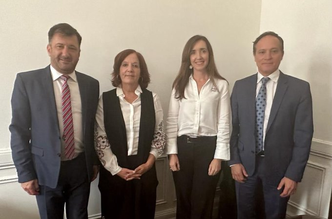 lucabonfante_'s tweet photo. Acá Kueider, el senador que fue en encontrado con 200 lucas verdes cruzando a Paraguay, junto a Villarruel. 

Ya queda claro como el gobierno consigue los votos en el Congreso: comprándolos. Pero la casta son los jubilados. https://t.co/QkQzkwdJdC