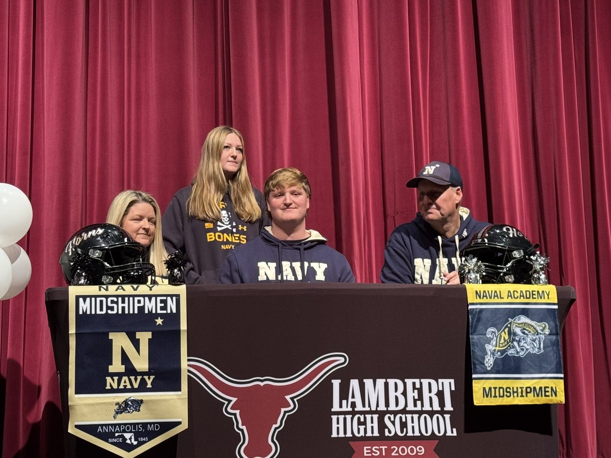 JacksonDeLoach1's tweet photo. Signed✍️⚓️🐐@Jay_Guillermo57 @Drew_Cronic @_CoachNew @LambertFtBall @mtbeach29 @Vogel_LambertFB @RecruitLambert @NavyFB https://t.co/rI3vslVd5t