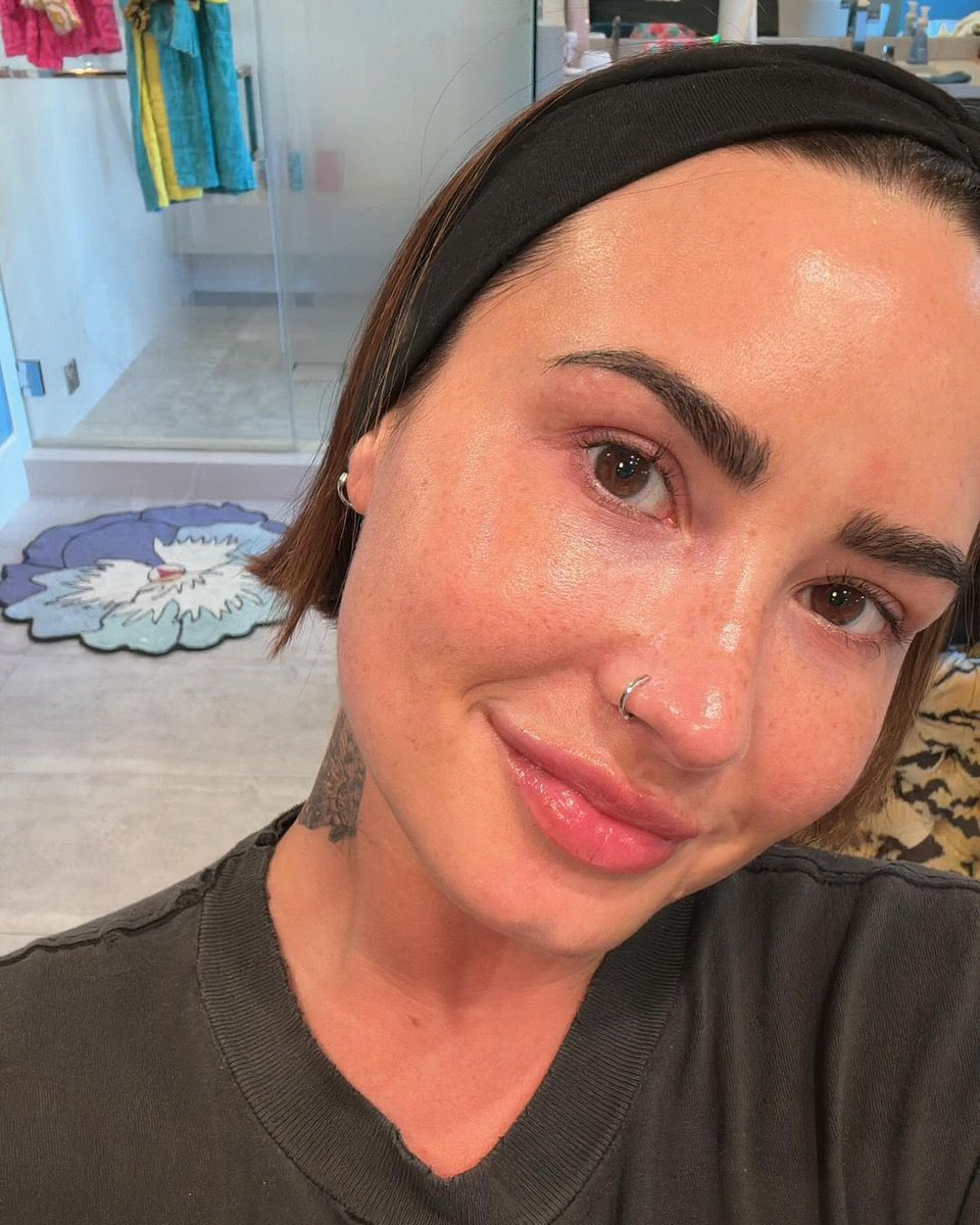 DemiFansFever's tweet photo. 01 Mayo 2024 
Demi Lovato via Instagram: Abril, fuiste divertido 🙃 https://t.co/8RAPi8tnhn