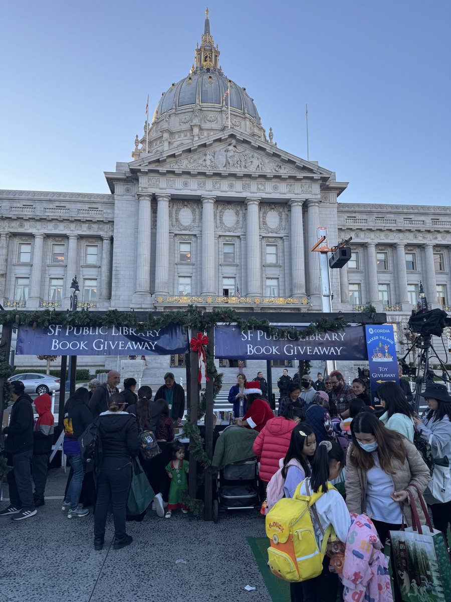 michaelambert's tweet photo. Come one! Come all! The @SFPublicLibrary is spreading the joy of reading and some holiday cheer with a free book giveaway at the annual tree lighting ceremony in Civic Center. 🎄🎁🧑‍🎄 #MerryHoHo 📚📚📚📚📚 https://t.co/iribPkuPeg