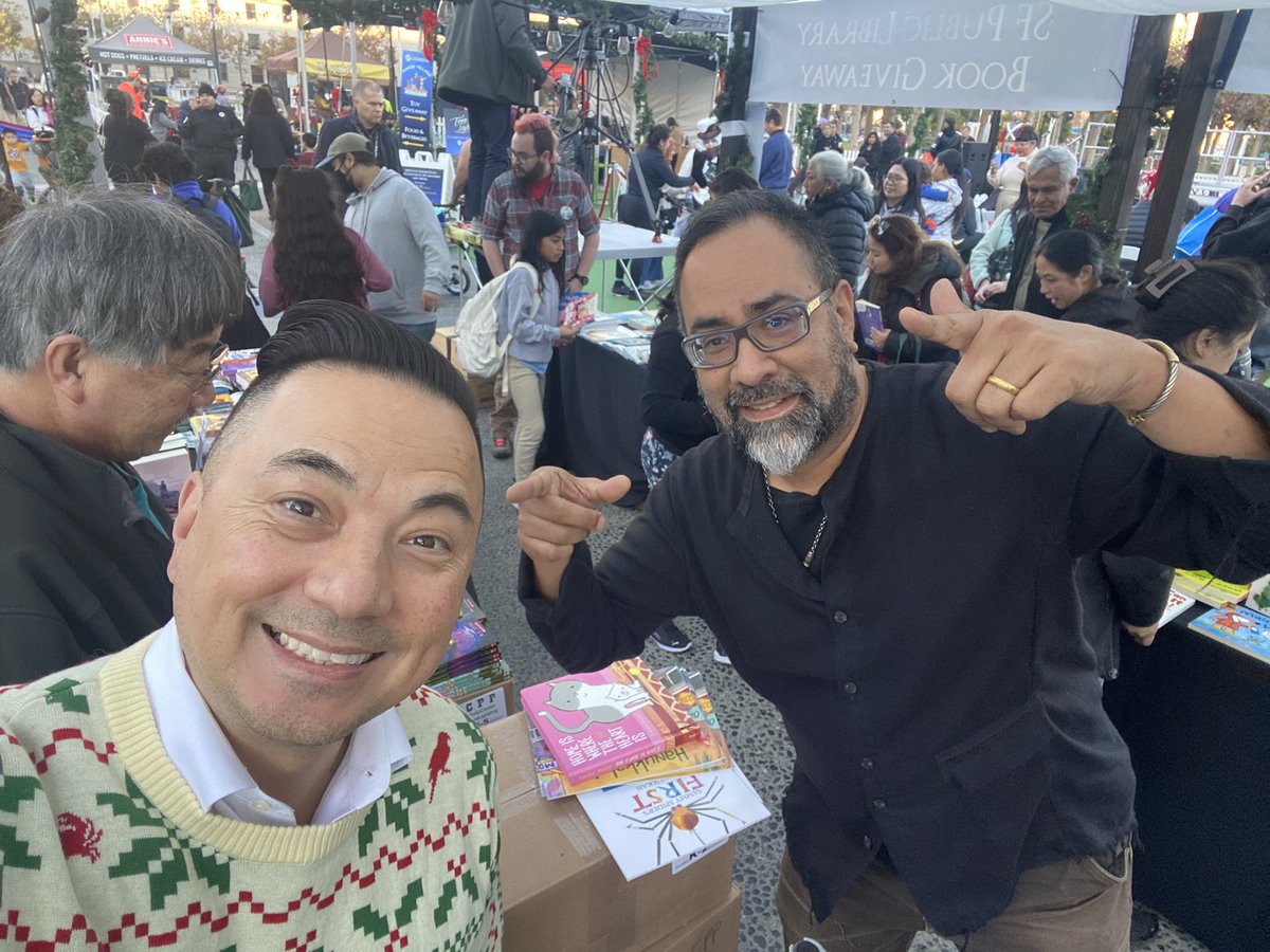 michaelambert's tweet photo. Come one! Come all! The @SFPublicLibrary is spreading the joy of reading and some holiday cheer with a free book giveaway at the annual tree lighting ceremony in Civic Center. 🎄🎁🧑‍🎄 #MerryHoHo 📚📚📚📚📚 https://t.co/iribPkuPeg