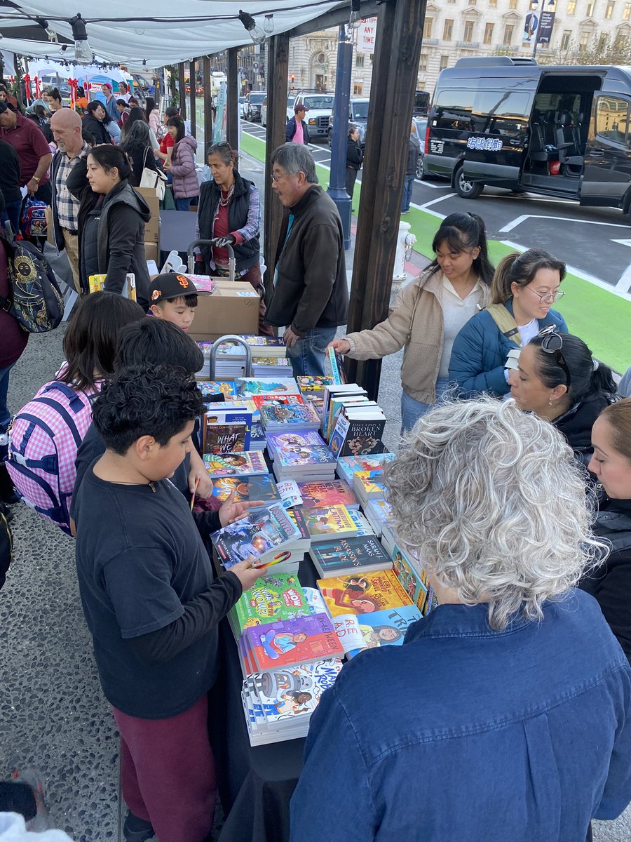 michaelambert's tweet photo. Come one! Come all! The @SFPublicLibrary is spreading the joy of reading and some holiday cheer with a free book giveaway at the annual tree lighting ceremony in Civic Center. 🎄🎁🧑‍🎄 #MerryHoHo 📚📚📚📚📚 https://t.co/iribPkuPeg