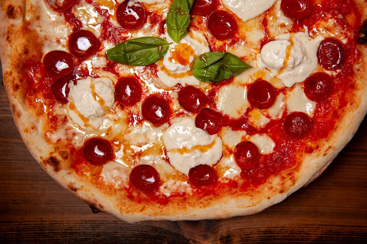 Another must-try special, featuring oh-so-creamy Stracciatella cheese 🤤 The "Stracciatella Cup + Char" has so much flavor going on! House tomato sauce, stracciatella, mozzarella, cup &amp; char pepperoni, hot honey + basil. See y'all soon 🍕