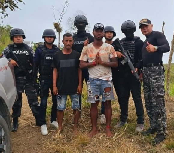 ZonaMegaDigital's tweet photo. 🇪🇨✨ Buenas noticias desde Esmeraldas: Pedro Pablo Perlaza y Juan M. han sido liberados gracias a un exitoso operativo de la @PoliciaEcuador. 🙌💪
Esta noche,  serán entregados a sus familias en el comando policial. ¡Un gran alivio para todos! #FuerzaPerlaza #EcuadorUnido https://t.co/RsnxOg3729