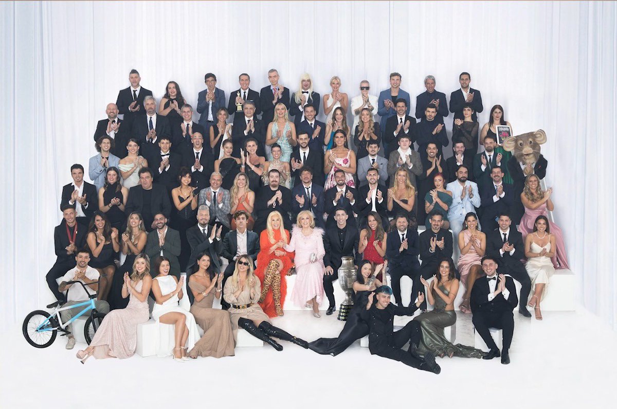 elcancillercom's tweet photo. [AHORA] La foto de "Personajes del Año" de GENTE. 

📸 @genteonline https://t.co/Srwd1jI7PP