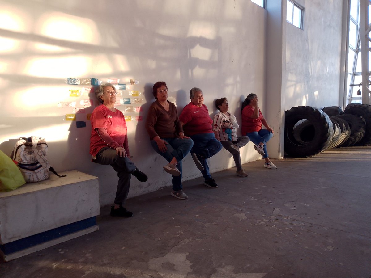 RiversNikyta's tweet photo. La Profesora. Melina Rivera, junto a la fundación @FAHHdeporte dando seguimiento con activación deportiva con el #SemáforoDeportivo
🔴🟡🟢 En el Polivalente "Héroes" Ixtapaluca con  adultos mayores con entrenamiento deportivo para fortalecer y coordinar sus capacidades motrices. https://t.co/yccN0QJr3n