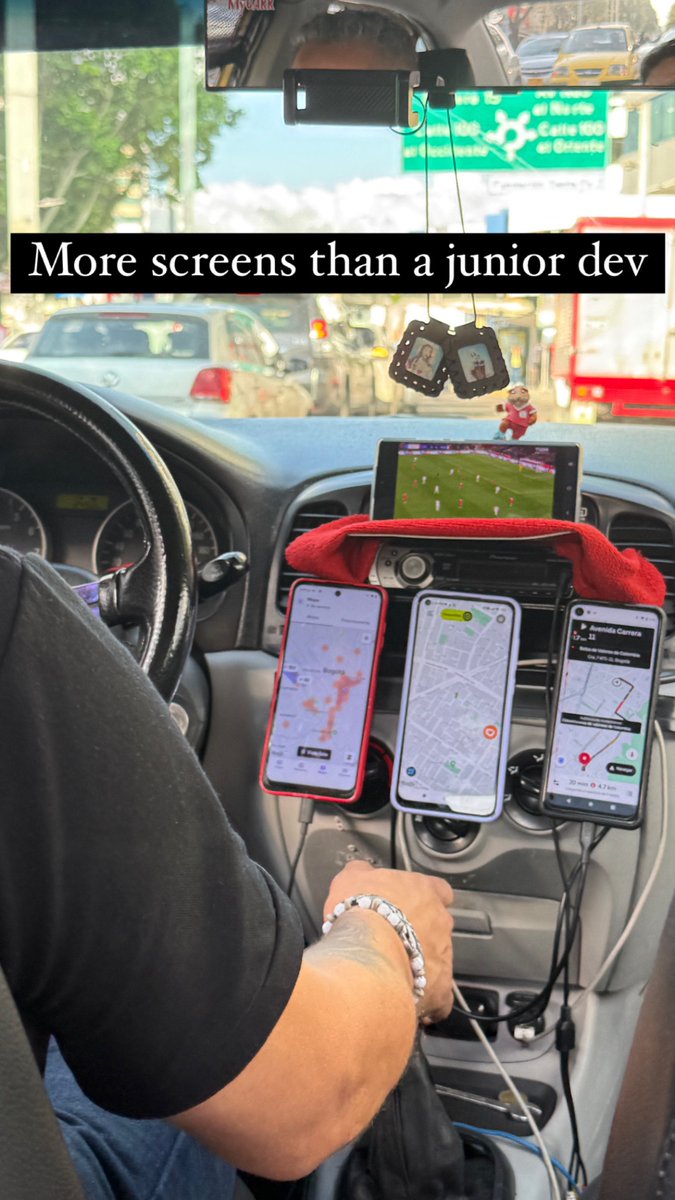 freddier's tweet photo. Mi taxista tiene mas pantallas que un programador junior https://t.co/6rO4J2z86f