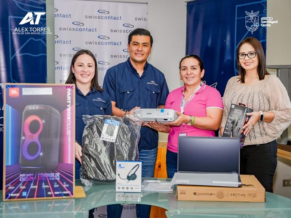 ALEXTORRES_SMC's tweet photo. Como parte del compromiso con el desarrollo local, recibimos por parte de #Swisscontact un importante equipo de trabajo a través del Departamento de Proyección Social.
1/2 https://t.co/4FyWjq0xhA
