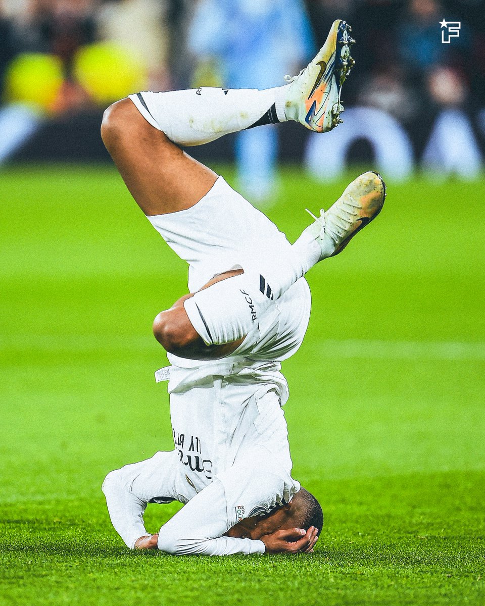 footmercato's tweet photo. 📊 La première mi-temps de Kylian Mbappé face à Liverpool  

❌ • 0 but
❌ • 0 passe décisive
❌ • 2 dribbles tentés / 1 dribble réussi
❌ • 9 pertes de balle
🏴 • 1 hors-jeu

#LiverpoolRealMadrid #ChampionsLeague https://t.co/Zxpmn77LZg