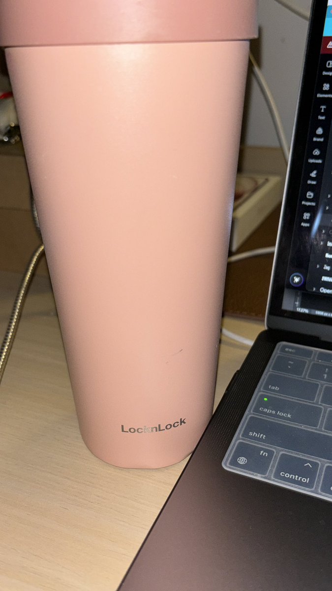Gitassw's tweet photo. @pengwinningg Udah pengot tapi kegunaannya it lho!!! Malem beli ice americano, pagi ga brubah rasanya, es cair dikit doangg https://t.co/KuJAL1KgTK
