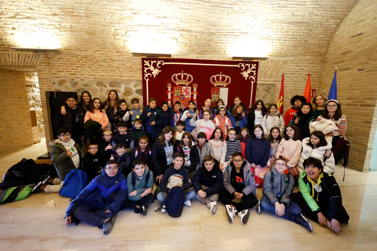 🙋‍♀️🙋Este miércoles ha venido a conocer nuestro parlamento con el programa de #CortesAbiertas un grupo de alumnado de 5º y 6º de Primaria del CEIP Ilarcuris de #Illescas en #Toledo. 👋 Aquí les ha saludado uno de nuestros diputados/as, <a href="/pablo___camacho/">Pablo Camacho</a> 

📷 flic.kr/s/aHBqjBT7za
