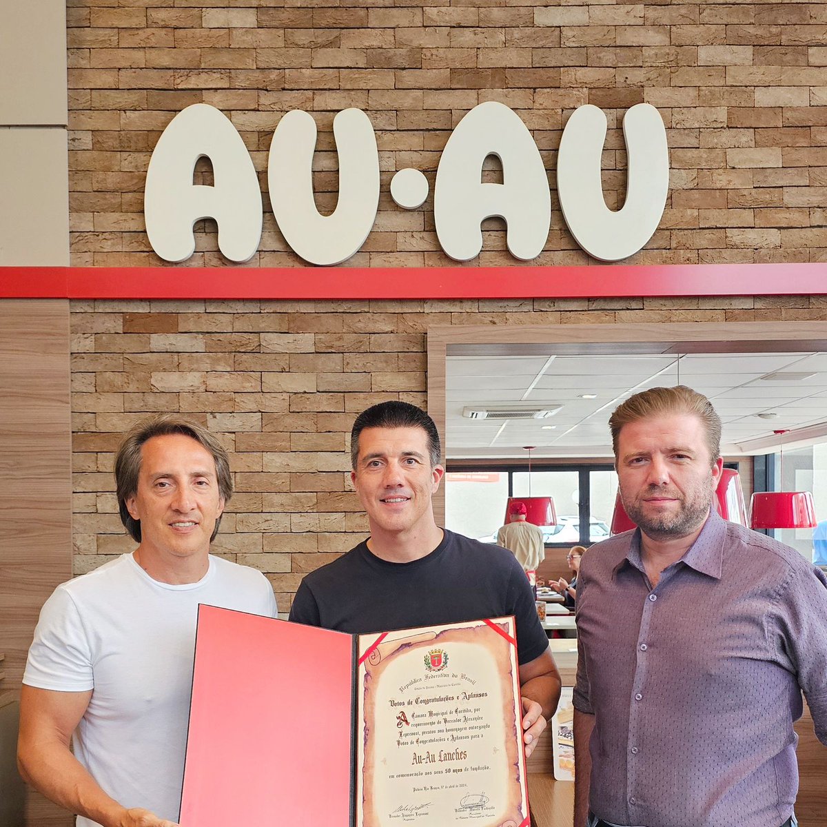 Entrega dos Votos de Congratulações e Aplausos ao Cesar Brecailo e Fabio Brecailo pelos 50 anos do <a href="/auaulanches/">Auau Lanches</a> em Curitiba.
O Au-Au Lanches é uma das marcas mais tradicionais da nossa cidade, sinônimo de qualidade, atendimento de excelência e geração de empregos.