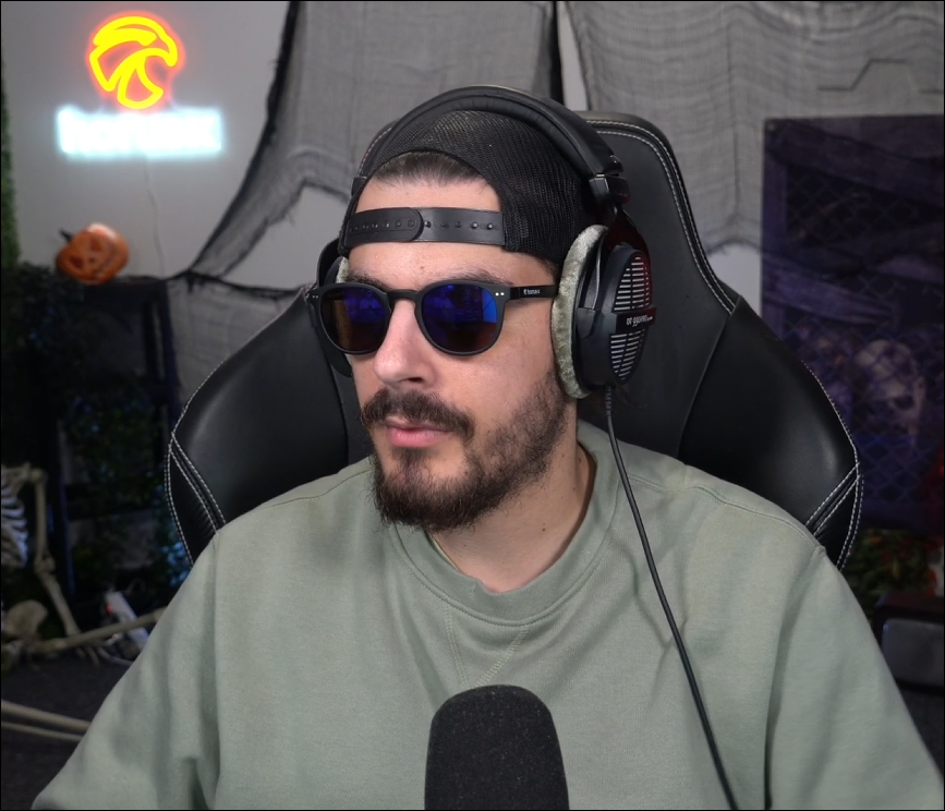 StreamAHO's tweet photo. 🚨 Le streameur Aenot @AenotFR subit actuellement des menaces de mort sur sa petite fille, menace de témoignages de viol et menace de swatting par téléphone d'une personne lui reprochant de ne pas avoir accepté d'aller sur son... serveur GTA RP 😲

#Twitch #Youtube #STREAMAHO https://t.co/C1WDODVMYD