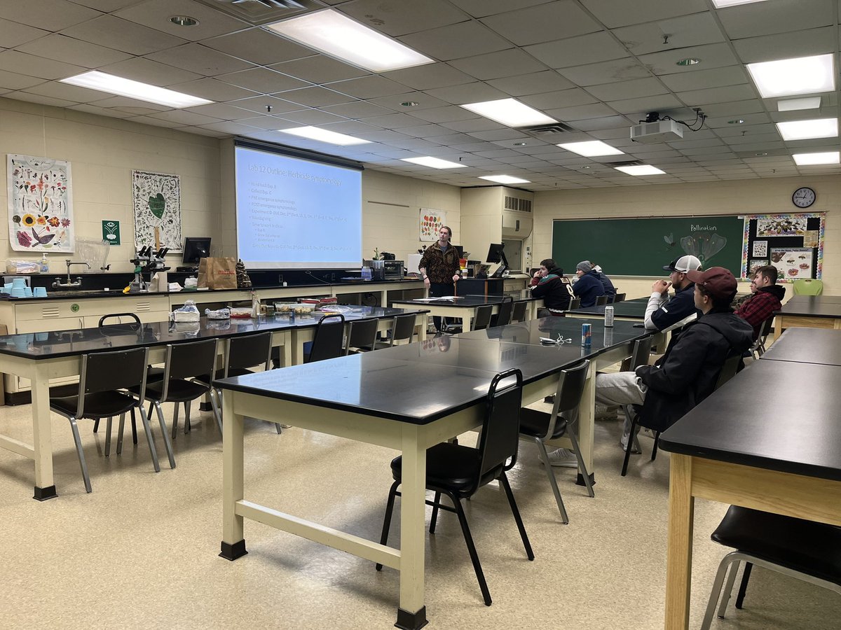 I’m that jerk who held class on the Wednesday before Thanksgiving :/ Unfortunately with more lab sections this year it had to happen, but we did offer for them to come to an earlier section so more than half chose to do that. #CSS226L Happy Weedsgiving to all!