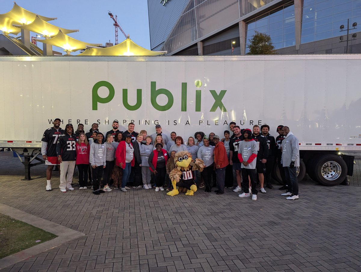 CHRIS180_Change's tweet image. The 10th annual  Falcons Feast was a huge success! 🦃 Thanks to the @AtlantaFalcons, @blankfoundation, and our volunteers, 1000 families received Thanksgiving baskets filled with holiday essentials. Grateful for the support! 🙏 #FalconsFeast #GivingBack #CHRIS180 #CommunityImpact