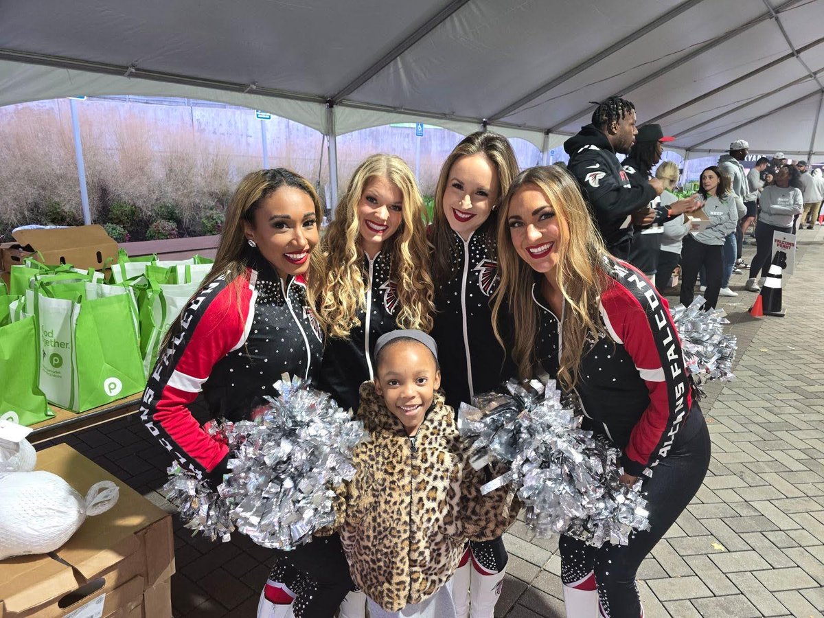 CHRIS180_Change's tweet image. The 10th annual  Falcons Feast was a huge success! 🦃 Thanks to the @AtlantaFalcons, @blankfoundation, and our volunteers, 1000 families received Thanksgiving baskets filled with holiday essentials. Grateful for the support! 🙏 #FalconsFeast #GivingBack #CHRIS180 #CommunityImpact