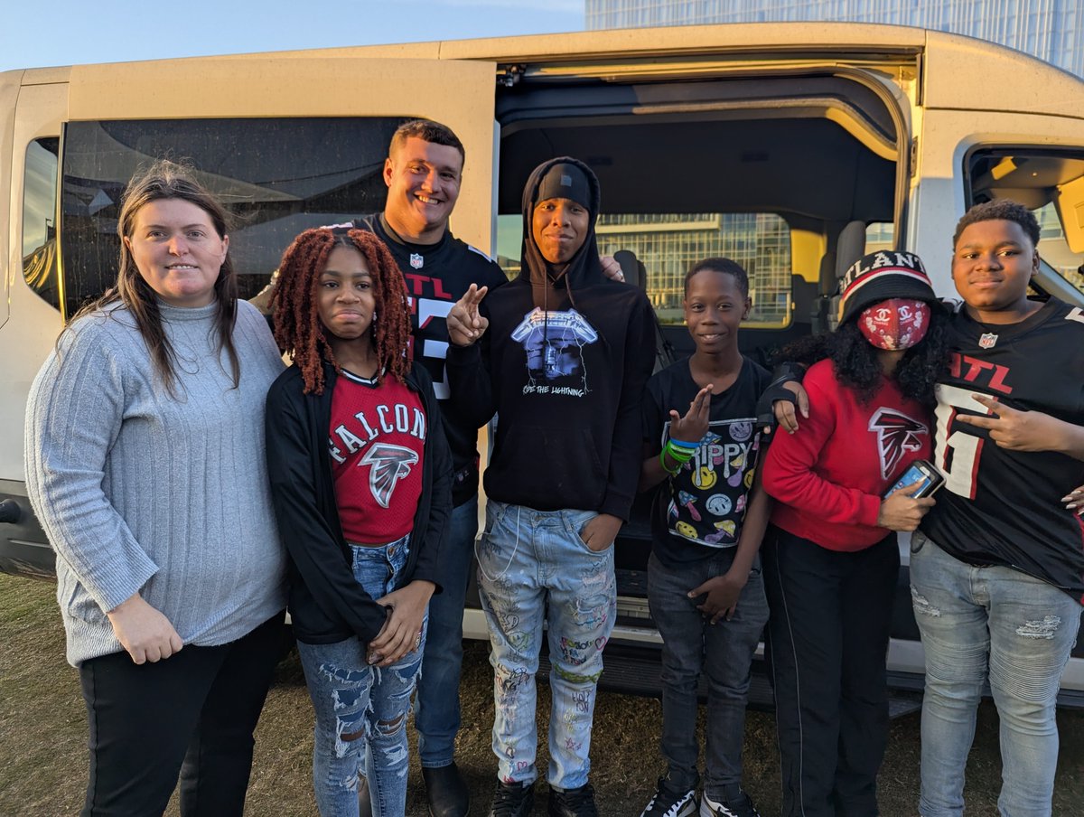 CHRIS180_Change's tweet image. The 10th annual  Falcons Feast was a huge success! 🦃 Thanks to the @AtlantaFalcons, @blankfoundation, and our volunteers, 1000 families received Thanksgiving baskets filled with holiday essentials. Grateful for the support! 🙏 #FalconsFeast #GivingBack #CHRIS180 #CommunityImpact
